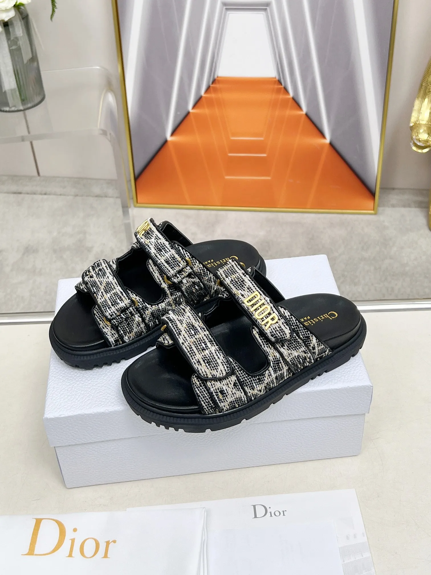 👟👟Ex-factory price 480👟👟Dior👏👏New classic style. 🔥Purchasing-level qualityThick-soled slippers popular in foreign counters. Upper➕Inner: original customized material, original mold opening of sole 1.1 (lightweight, code number 35-40 (41/42 can be customized)